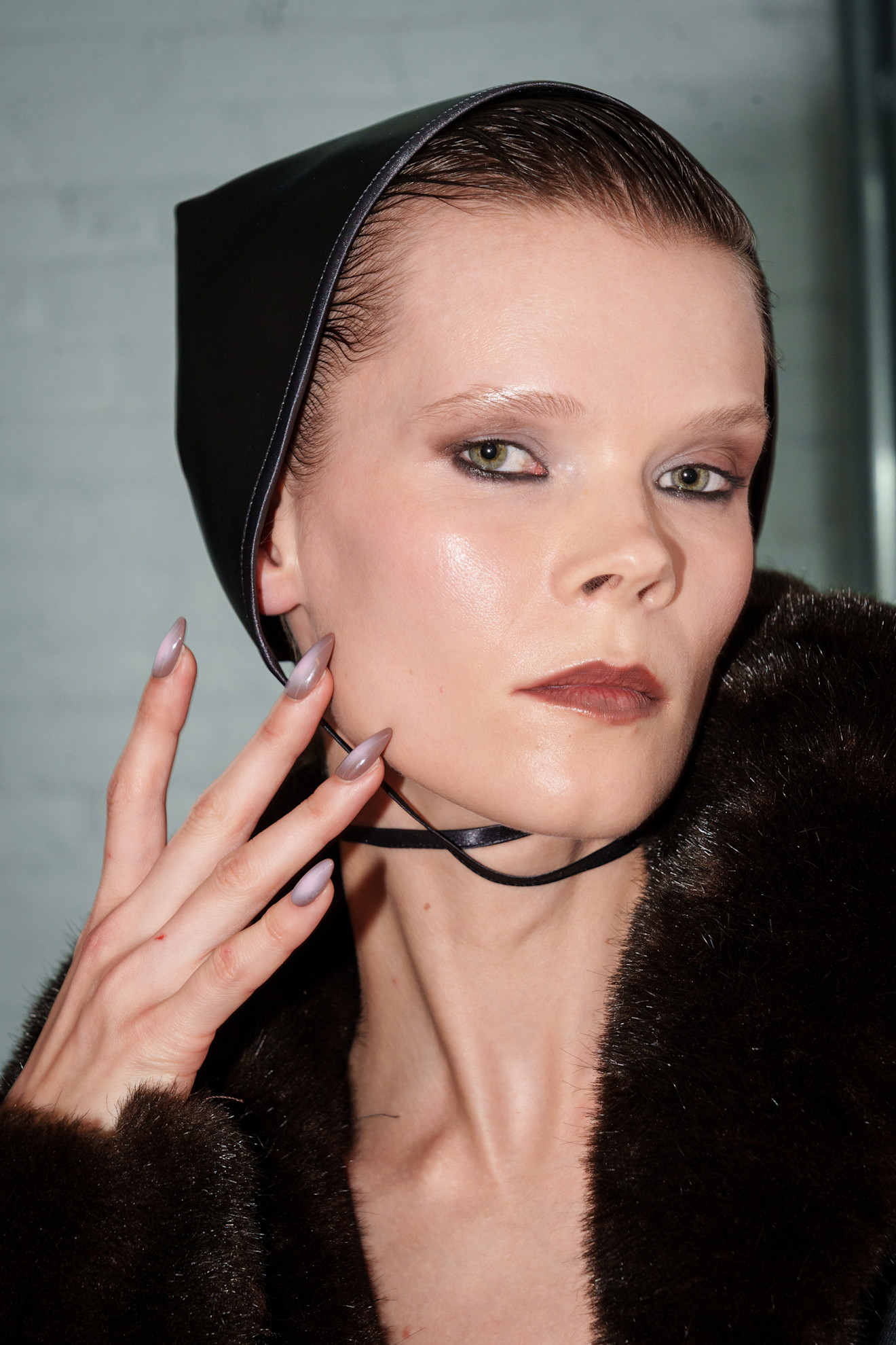 ألوان مناكير بنية لماعة ومتموجة