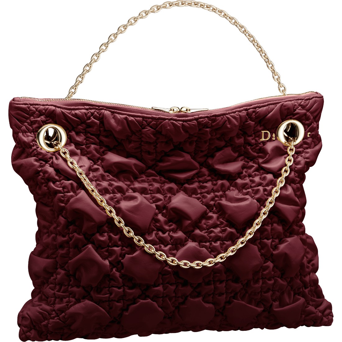 تتجلى أناقة الحقيبة في مظهرها الناعم شبه اللمّاع