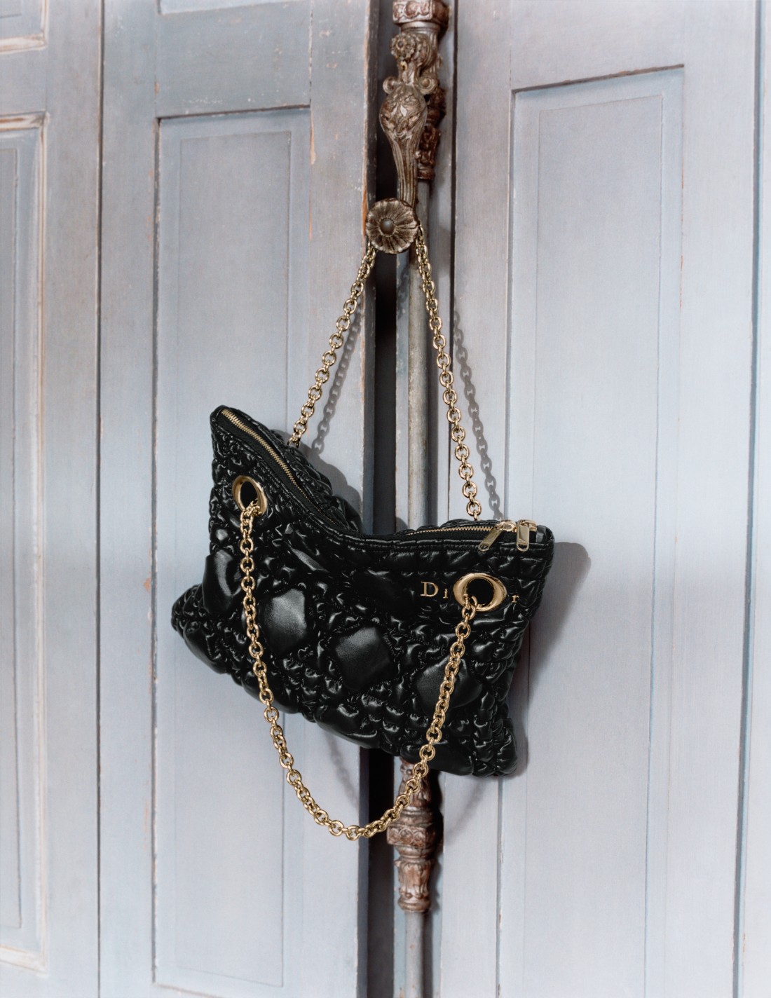 حقيبة "ديور كرانشي" ‏تتميّز بخطوطها ‏العصرية التي تعيد ابتكار نمط "كاناج" بأسلوب معاصر