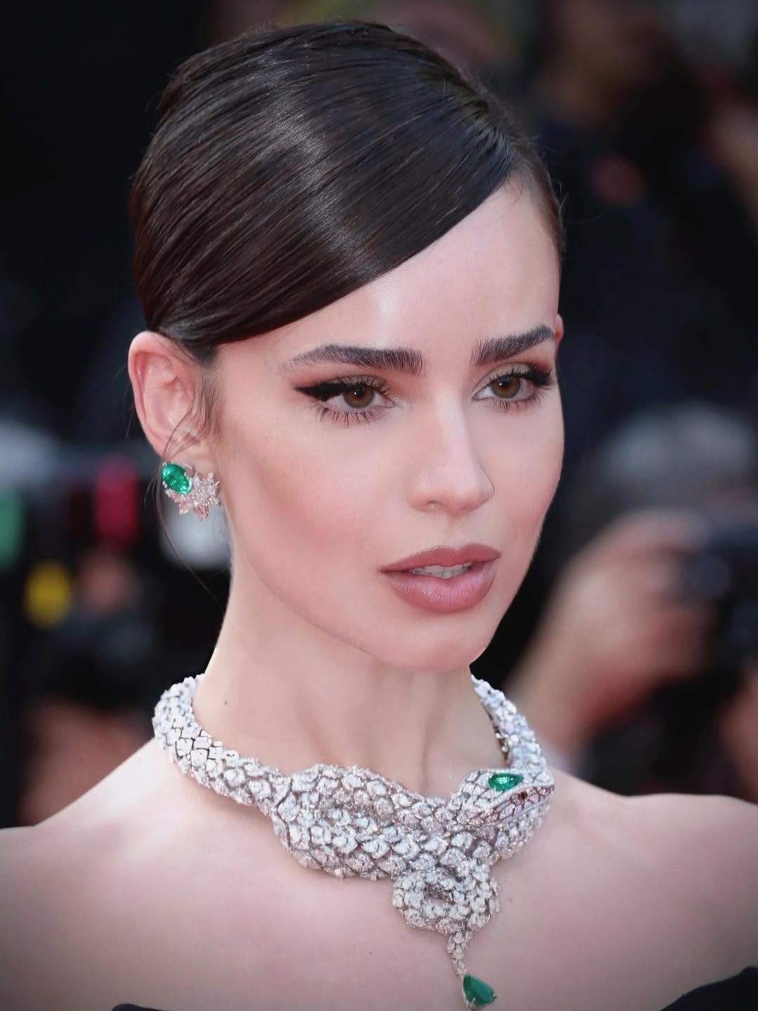 إطلالة Sofia Carson برسمات الآيلاينر المستقيمة