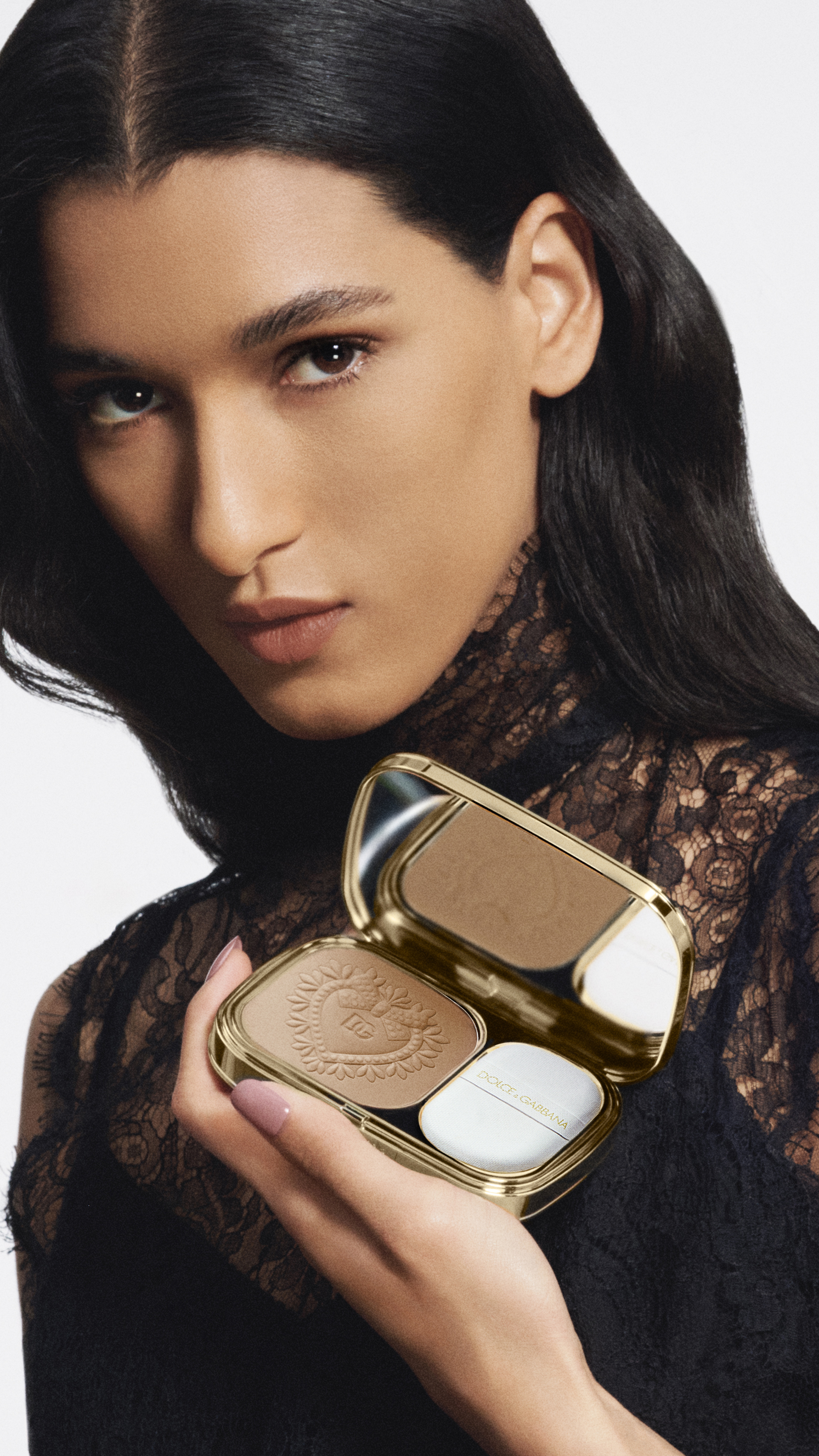 ـ بودرة الأساس Everlast Powder Foundation من Dolce&Gabbana: