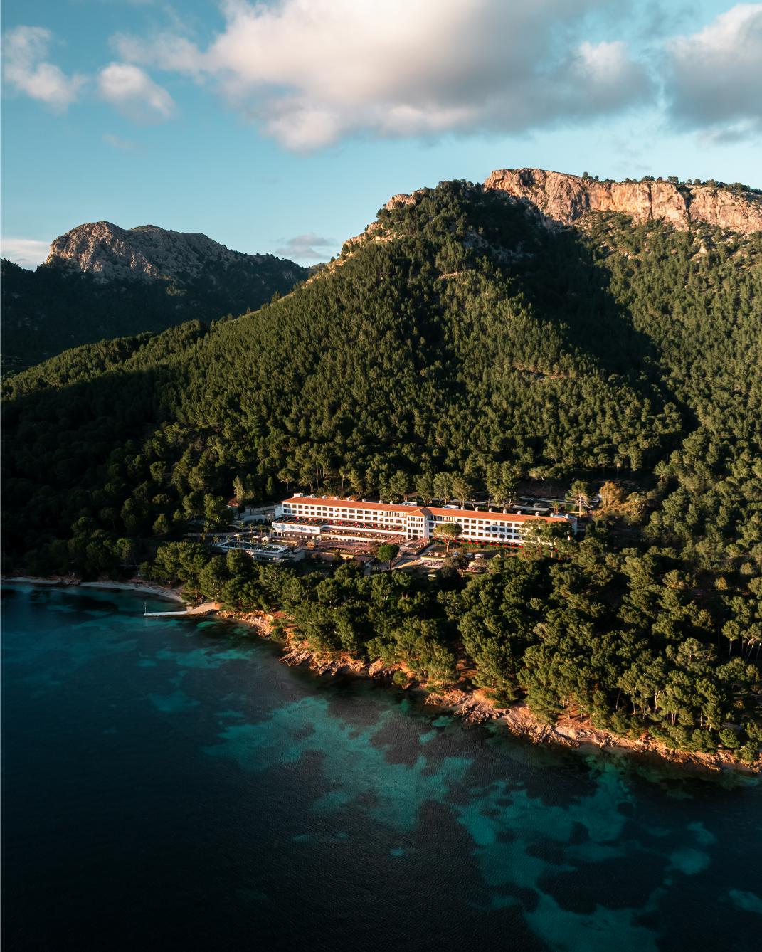 العافية بإطلالة جديدة.. دافني لامبرتس تطلق ALAM Reserve في Four Seasons Resort Mallorca at Formentor