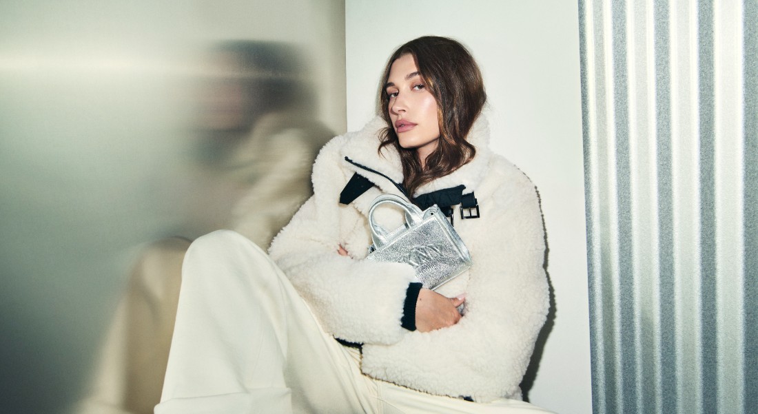 تطلّ هايلي بتشكيلة مختارة من القطع الأساسية الراقية من مجموعة DKNY est