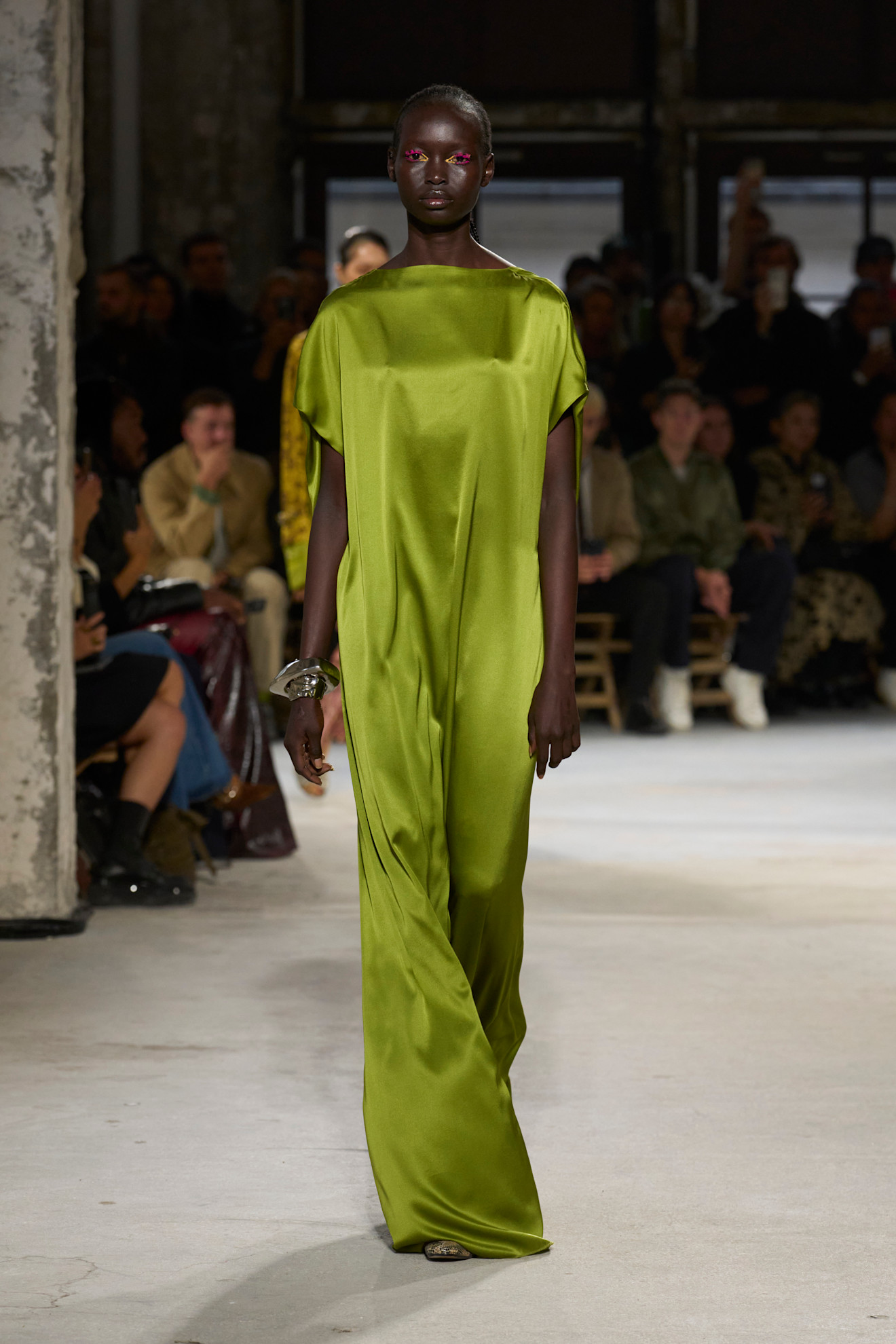 DRies Van Noten فستان ساتان أخضر فستقي من