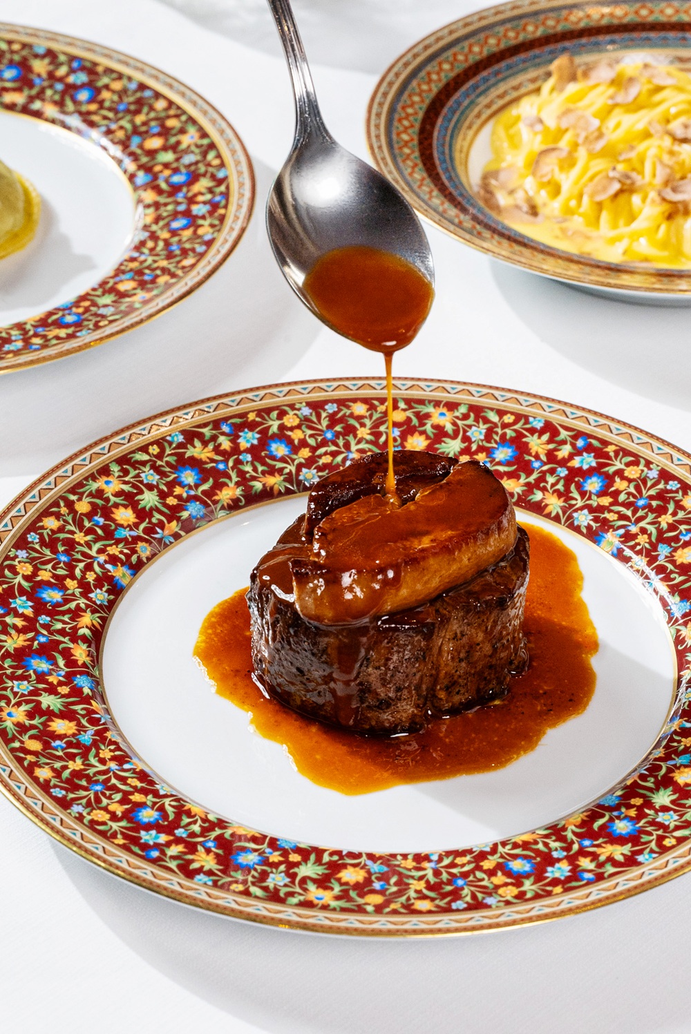 من الكمأة البيضاء إلى تجارب الذكاء الاصطناعي... "زينون دبي" يحتفي بموسم استثنائي من فنون الطهي