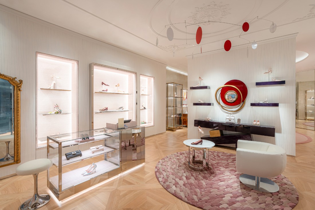 ‏"روجيه ڤيڤييه" ‏‎Roger Vivier تفتتح أول بوتيك لها ‏في المملكة العربية السعودية، وذلك في ‏‎ Kingdom Centre‏ ‏