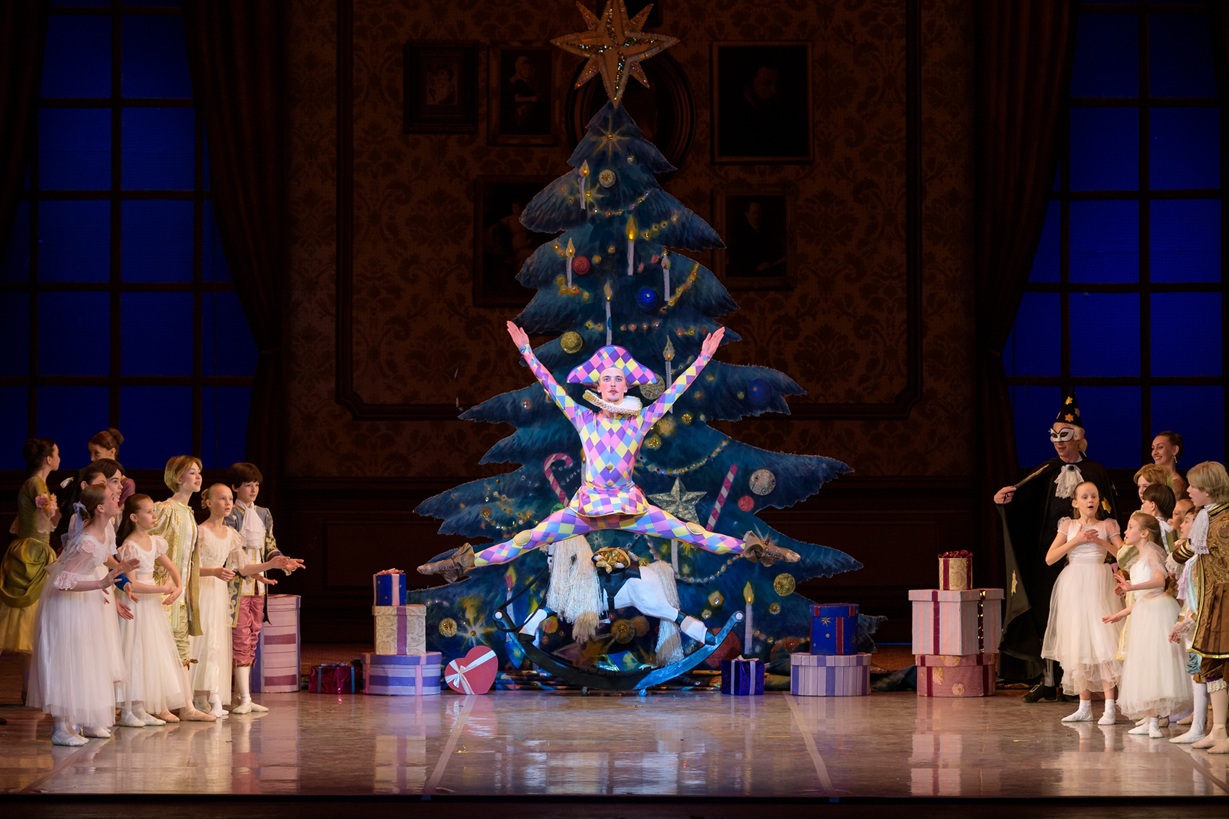 "كسارة البندق".. تجربة فنية لاحتفالات مناسبات نهاية العام تنتظركم في دبي 