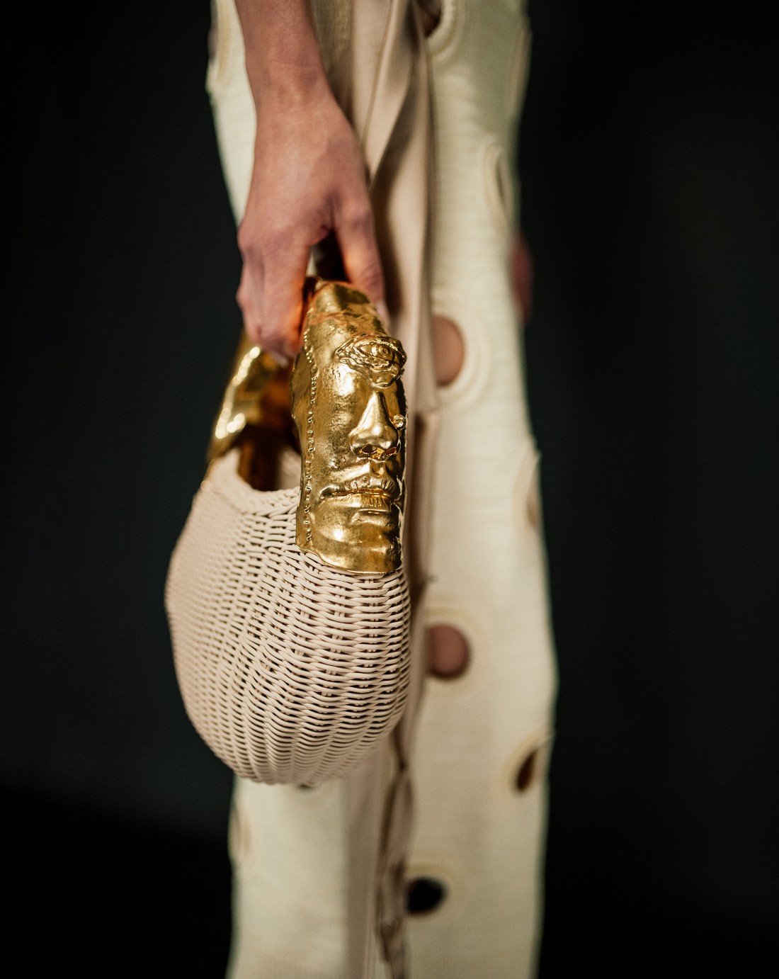 تم تحويل خيوط جلدية دقيقة إلى نسيج متشابك ببراعة فائقة