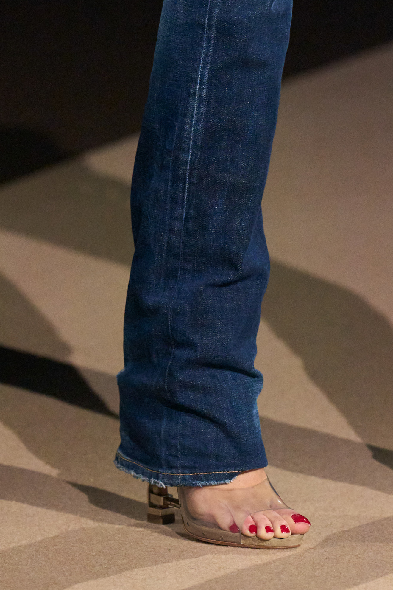 DSquared2الأحذية الشفافة مع الكعل والجينز من