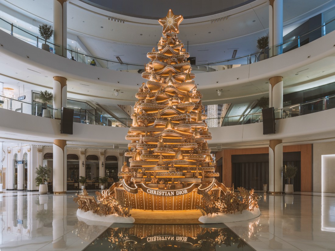 شجرة عيد الميلاد يتجاوز ارتفاعها عشرة أمتار وقد استُلهم تصميمها من تقاليد كعك الزنجبيل