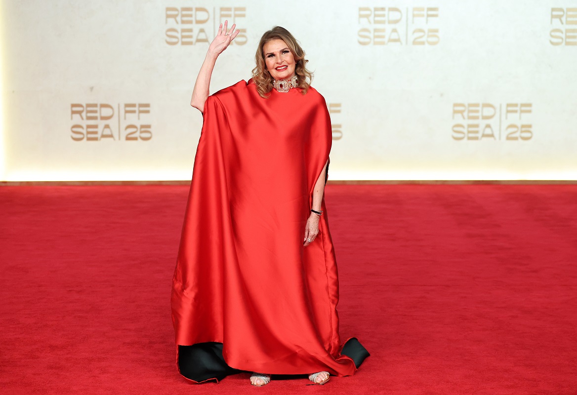 يسرا بإطلالة باللون الأحمر الموحد بثوب طويل وفضفاض