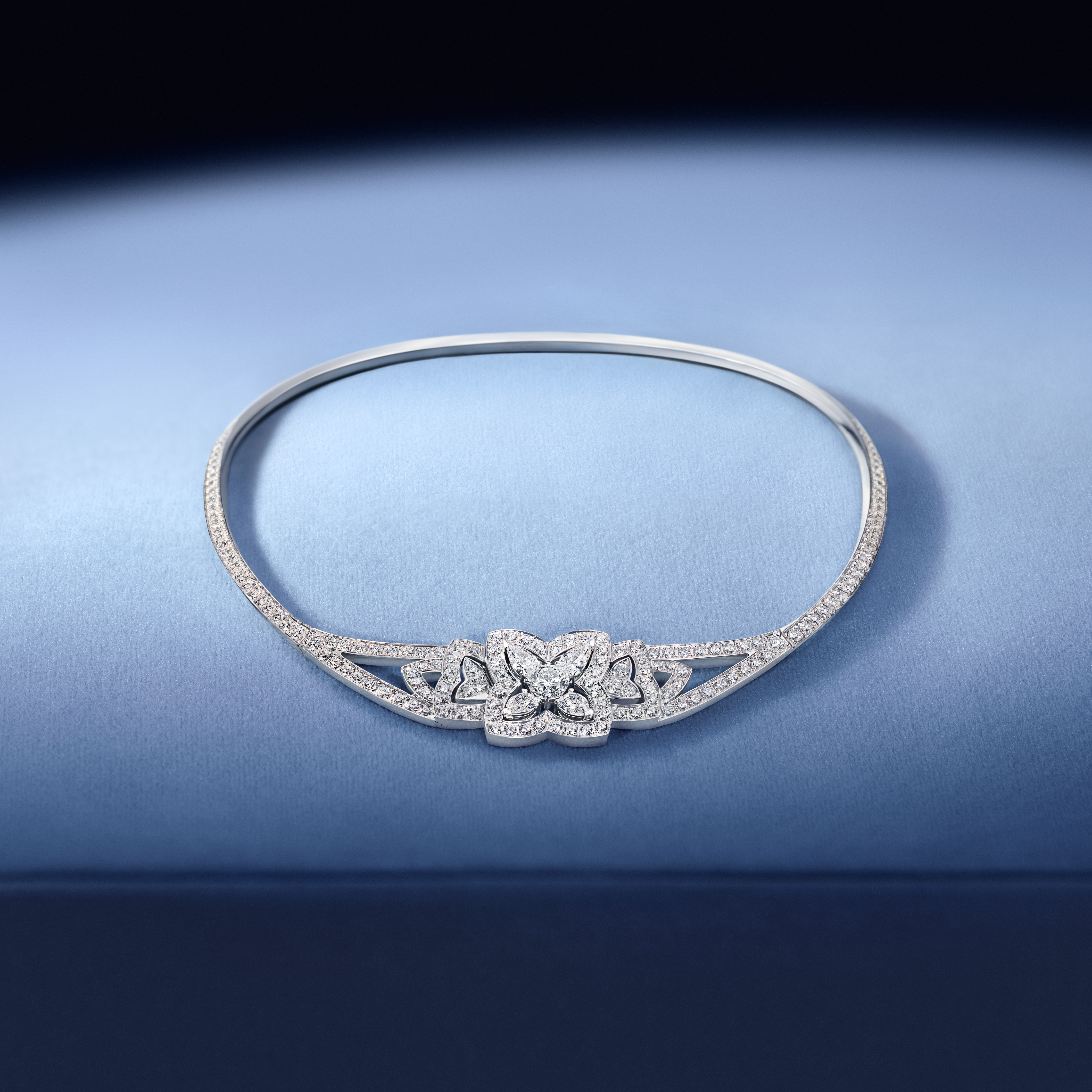 قلادة De Beers Enchanted Lotus