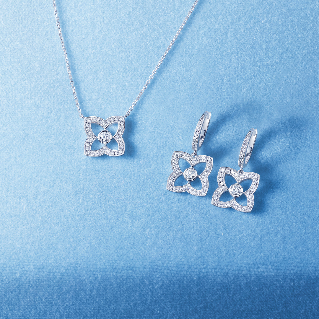 قلادة De Beers Enchanted Lotus من الذهب الأبيض