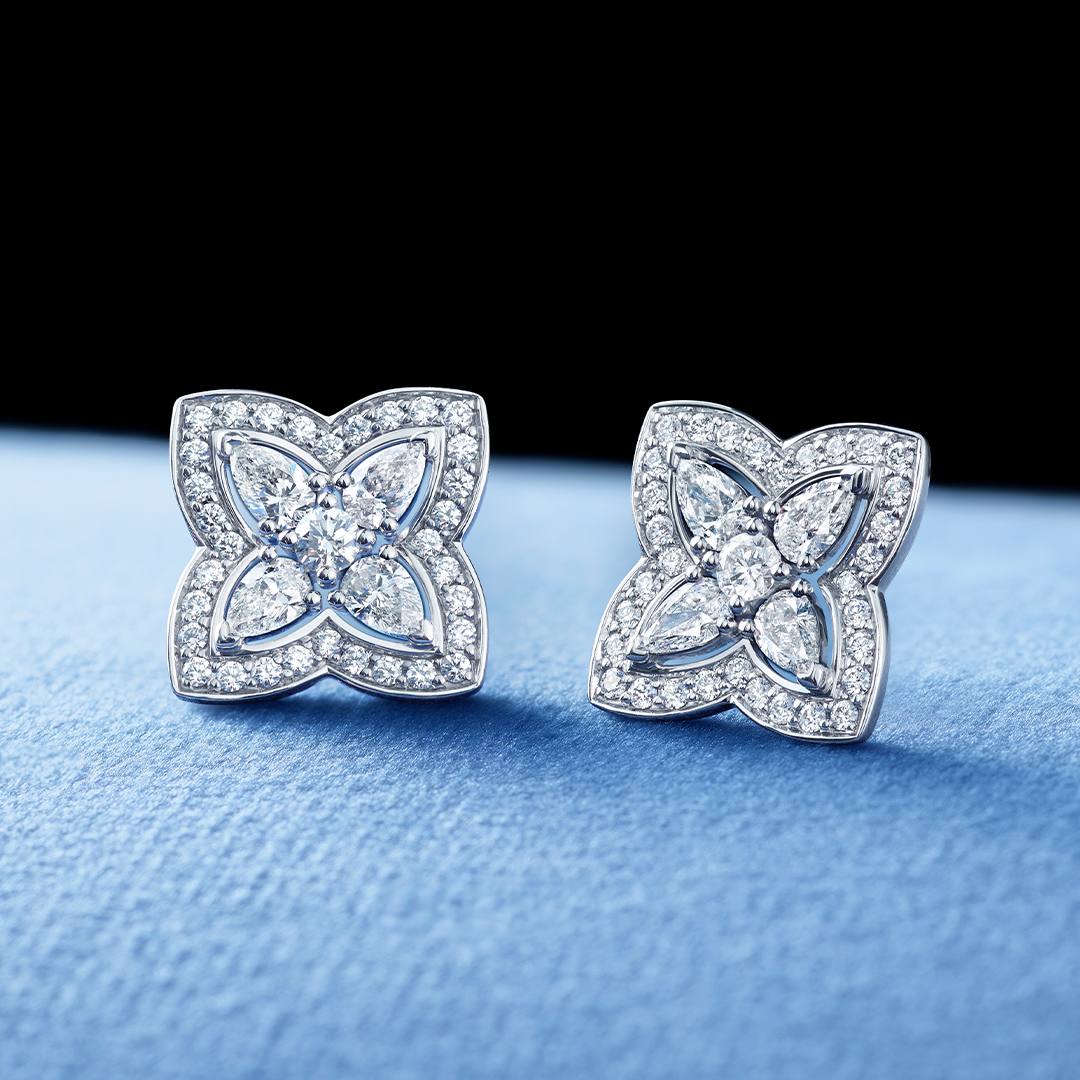 أقراط Enchanted Lotus من De Beers من الذهب الأبيض