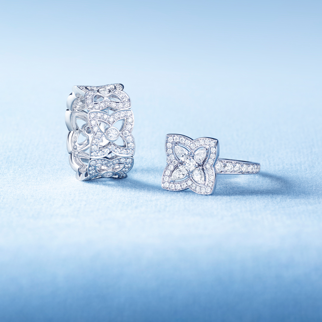 خاتم De Beers إنشنتد لوتس T&G وخاتم Enchanted Lotus متوسط الحجم من الذهب الأبيض.