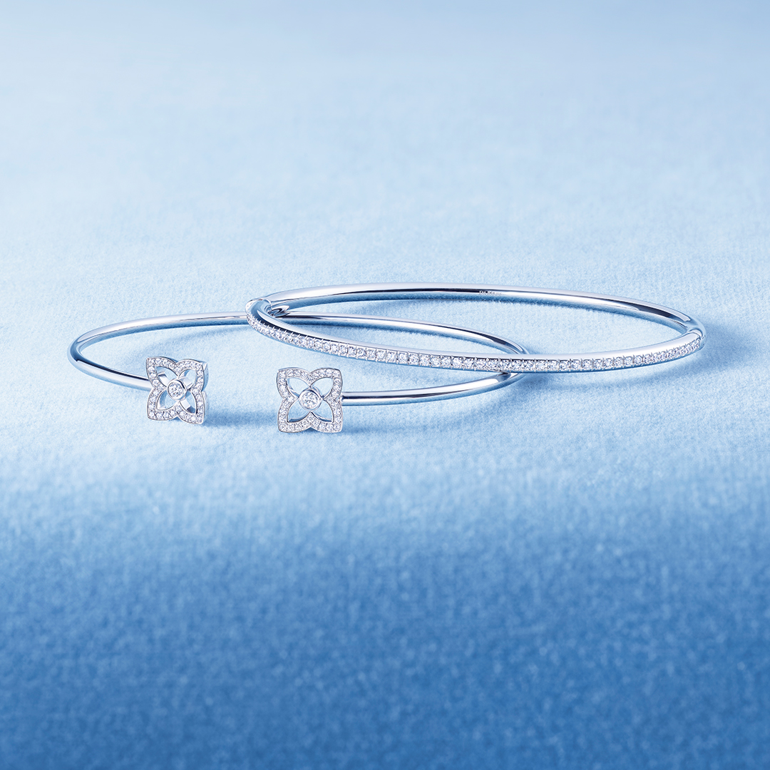 سوار دي بيرز Enchated Lotus Classi وسوار Enchanted Lotus Bloom المفتوح من الذهب الأبيض.