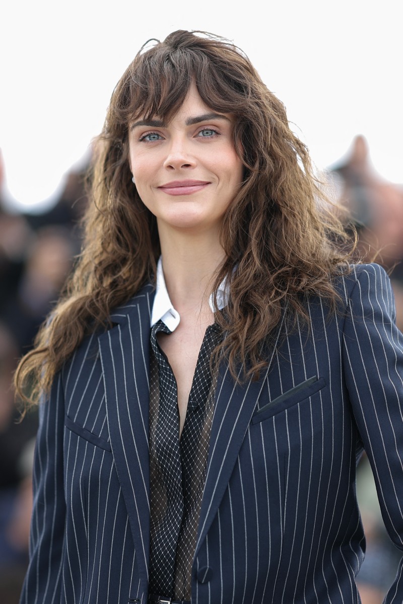 Cara Delevingne بإطلالة حادة تعبر عنها في كان