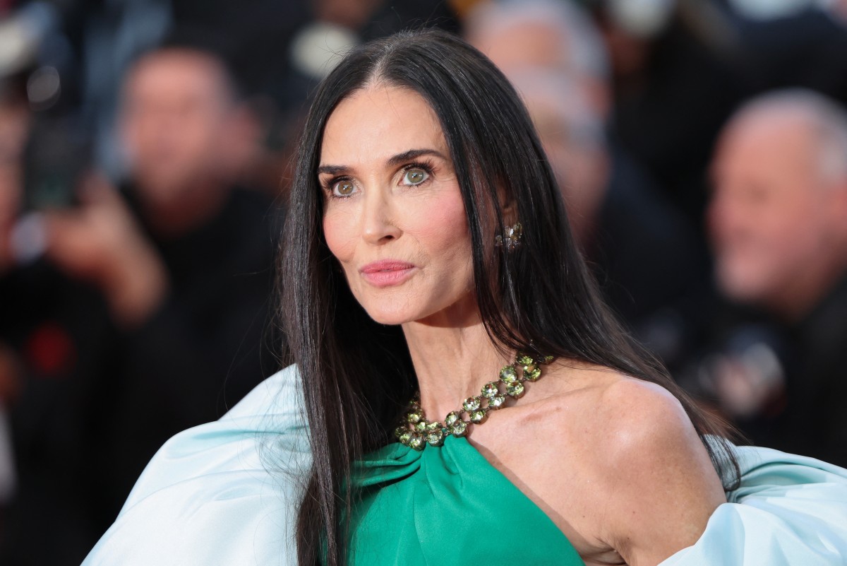 اطلالة Demi Moore بالظلال الطبيعية