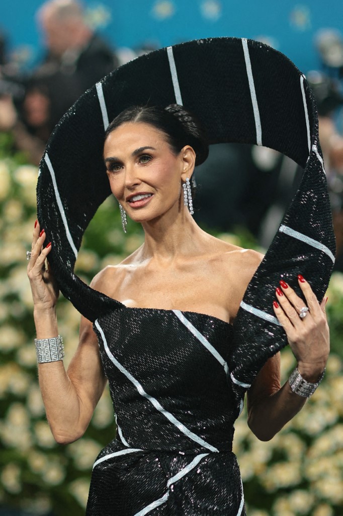 اطلالة Demi Moore بالظلال المات والسموكي