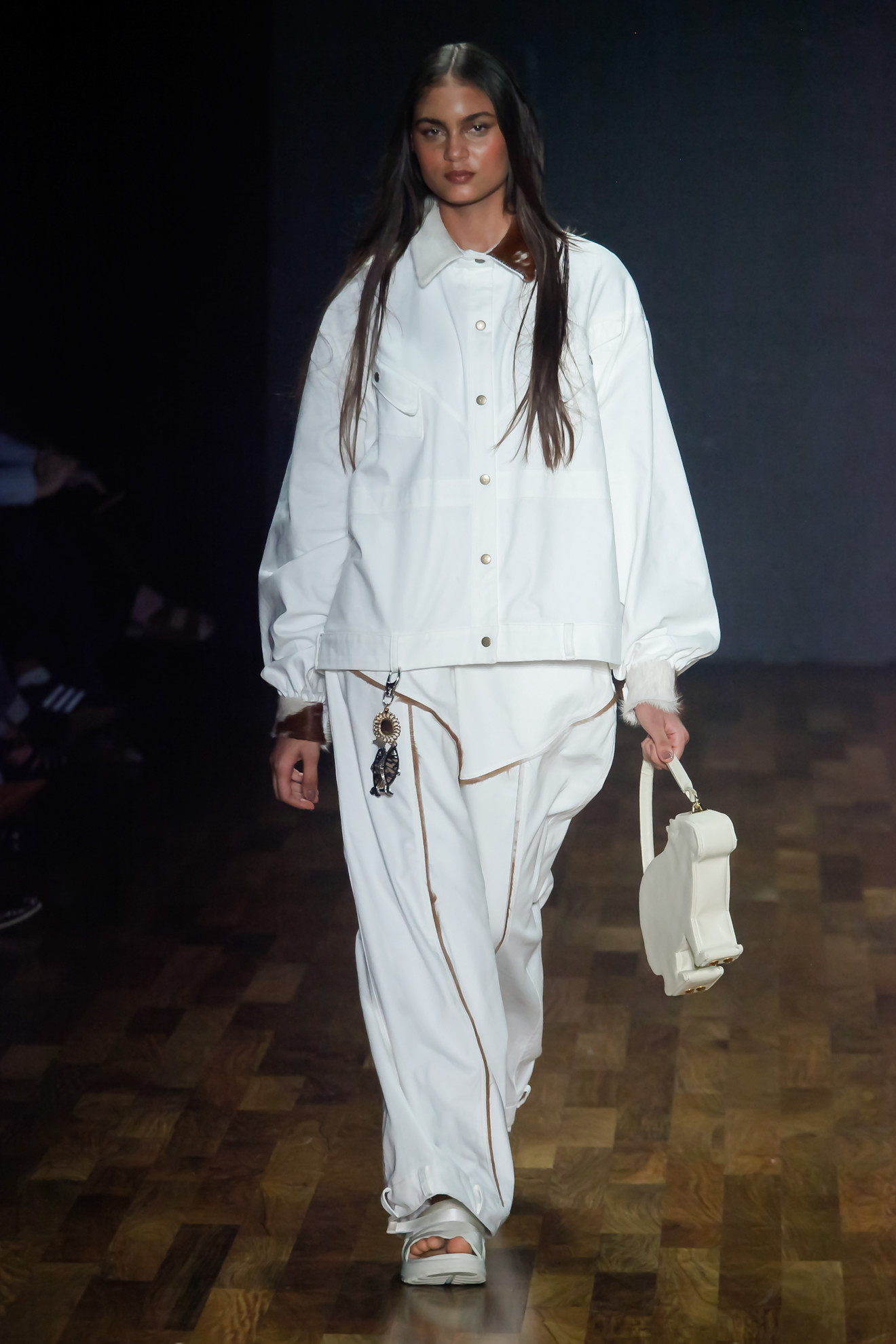 Dendezeiro من الإطلالات المريحة باللون الأبيض