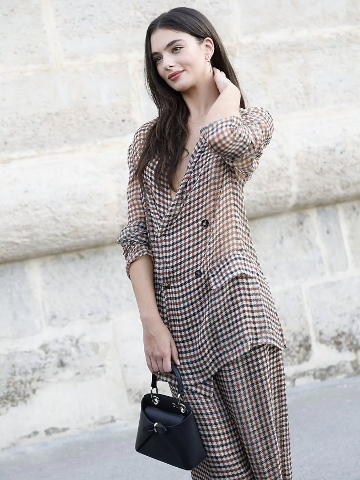 ديفا كاسيل بإطلالة هوندستوث من Dior