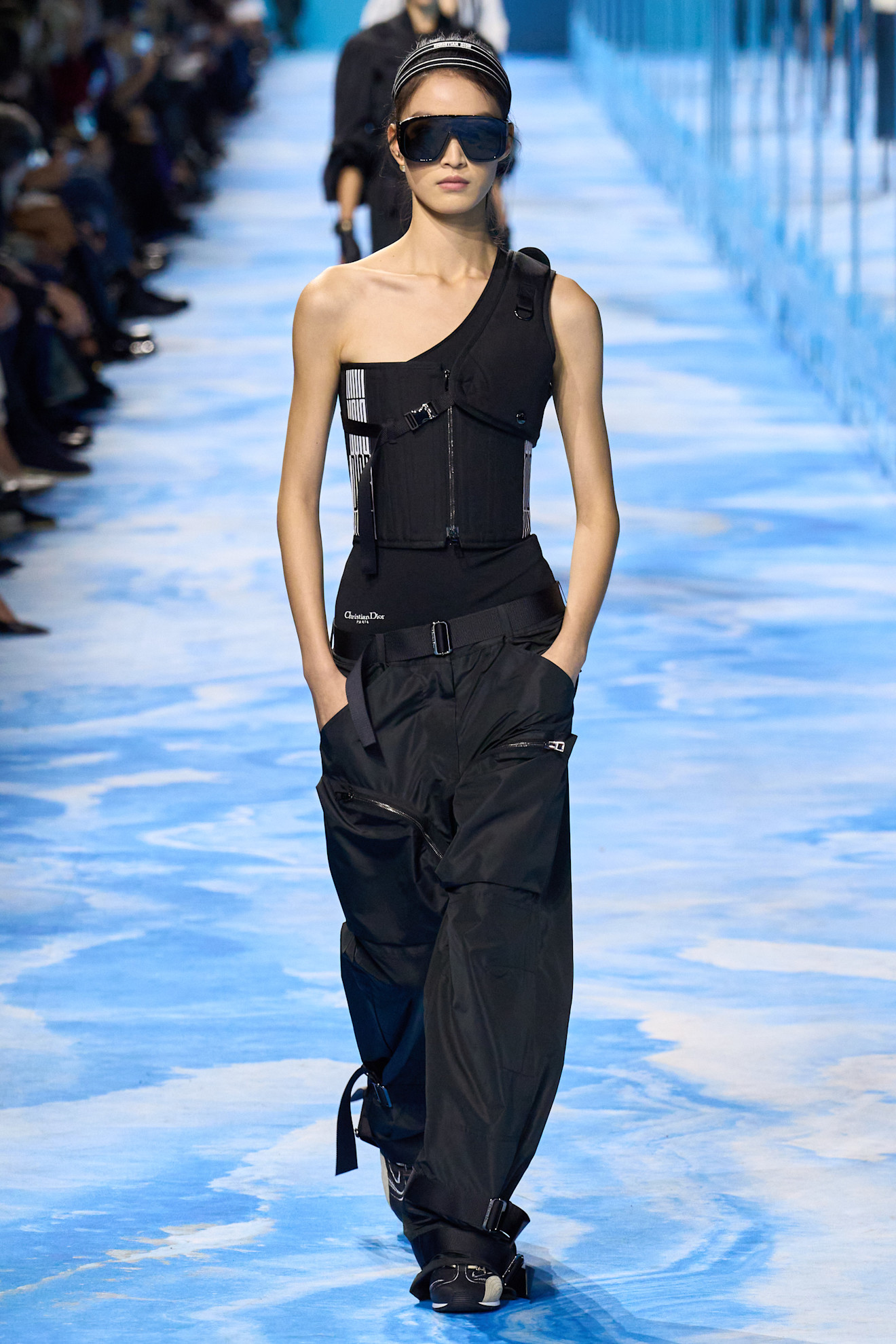 Dior الجيل z يهوى السراويل الواسعة