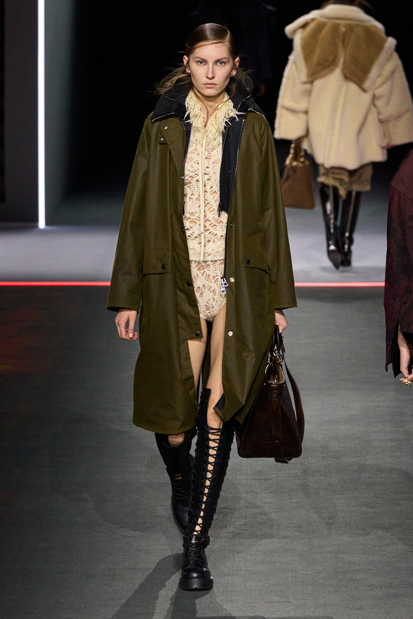Dior معطف زيتي لإطلالة مميزة من