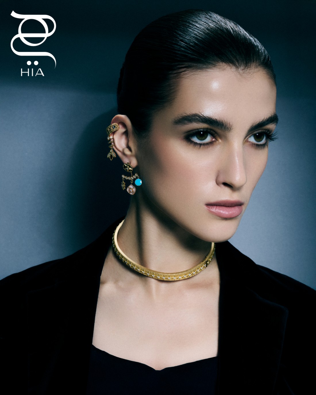 قرط مطوق للأذن MY DIOR من الذهب الأصفر والأبيض أقراط أذن ROSE DES VENTS من الذهب الأصفر والوردي والماس والملاكيت والأوبال الوردي والفيروز أقراط أذن ROSE DES VENTS من الذهب الأصفر وعين النمر والماس عقد MY DIOR من الذهب الأصفر والأبيض والماس جميعها من مجوهرات "ديور" DIOR الفاخرة