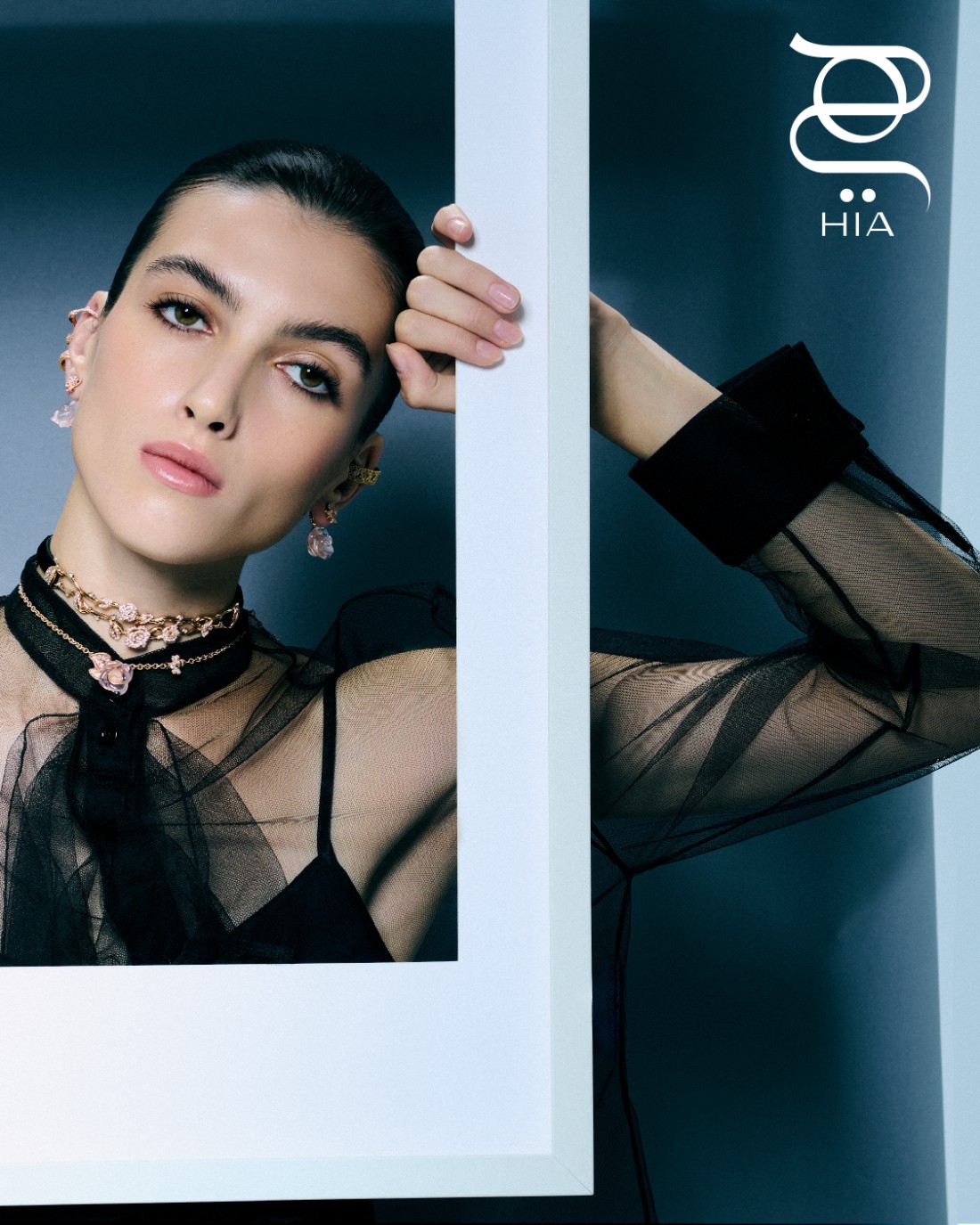 أقراط أذن وعقد ROSE DIOR PRÉ CATELAN من الذهب الوردي والكوارتز الوردي والماس عقد ROSE DIOR BAGATELLE من الذهب الوردي والماس قرط مطوق للأذن BOIS DE ROSE من الذهب الوردي والماس قرط مطوق للأذن MY DIOR من الذهب الأصفر والأبيض، وآخر من الذهب الوردي جميعها من مجوهرات "ديور" DIOR الفاخرة