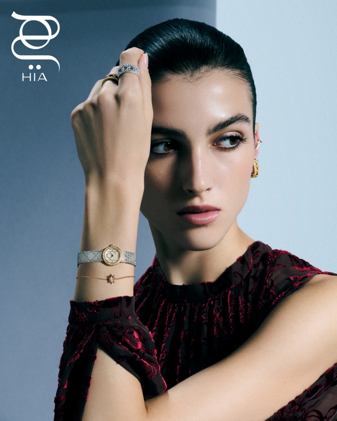 خواتم MY DIOR من الذهب الأبيض، ومن الذهب الأصفر واللكر الأسود قرط مطوق للأذن BOIS DE ROSE من الذهب الأصفر والماس قرط مطوق للأذن MY DIOR من الذهب الأصفر والأبيض ساعة LA D MY DIOR من الفولاذ وعرق اللؤلؤ الأبيض والماس سوار ETOILE DES VENTS من الذهب الوردي جميعها من مجوهرات وساعات "ديور" DIOR الفاخرة