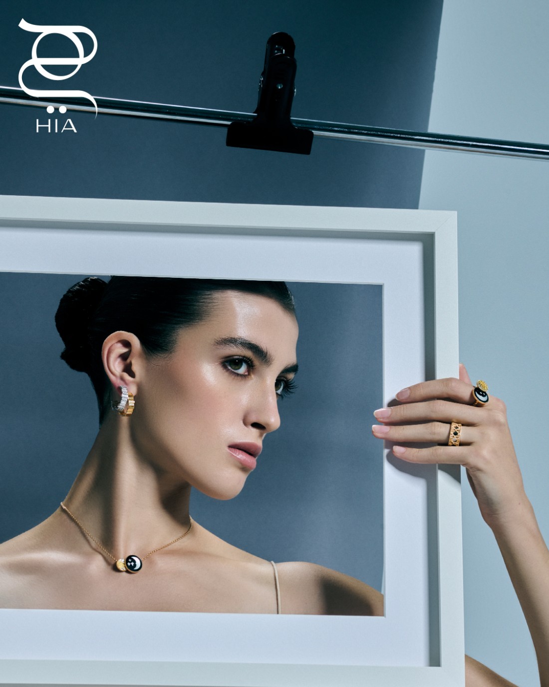 أقراط أذن GEM DIOR من الذهب الأصفر والماس ومن الذهب الأبيض والماس عقد وخاتم ROSE DES VENTS من الذهب الأصفر وعرق اللؤلؤ والعقيق اليماني والماس خاتم MY DIOR من الذهب الأصفر والأبيض جميعها من مجوهرات "ديور" DIOR الفاخرة