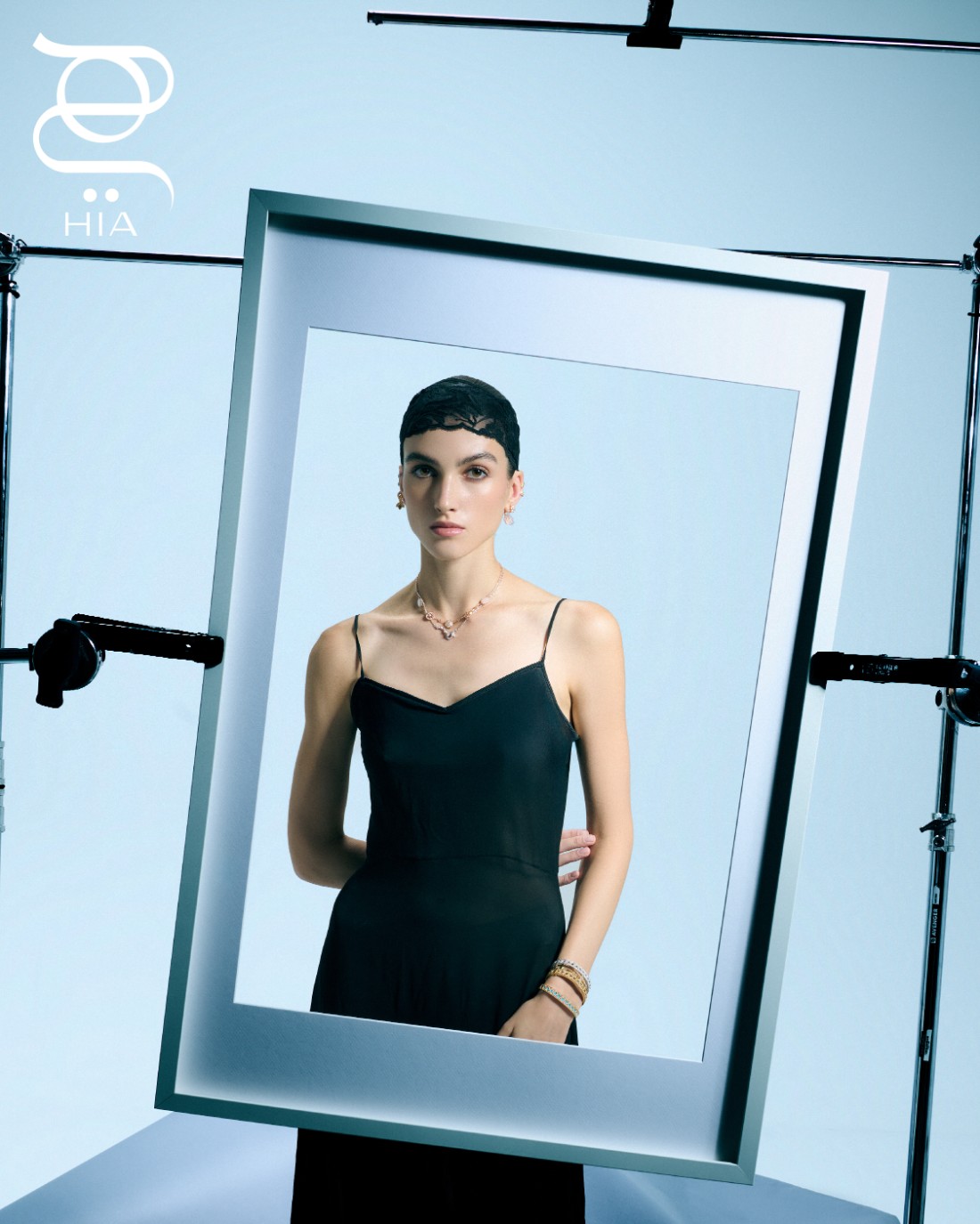 أقراط أذن ROSE DIOR PRÉ CATELAN من الذهب الوردي والكوارتز الوردي والماس قرط مطوق أذن MY DIOR من الذهب الوردي، ومن الذهب الأصفر أقراط أذن ROSE DES VENTS من الذهب الأصفر وعين النمر والماس عقد ROSE DES VENTS من الذهب الوردي وعرق اللؤلؤ والماس عقد BOIS DE ROSE من الذهب الأبيض والماس أساور MY DIOR من الذهب الأصفر، ومن الذهب الأبيض، ومن الذهب الأصفر واللكر الفيروزي جميعها من مجوهرات "ديور" DIOR الفاخرة