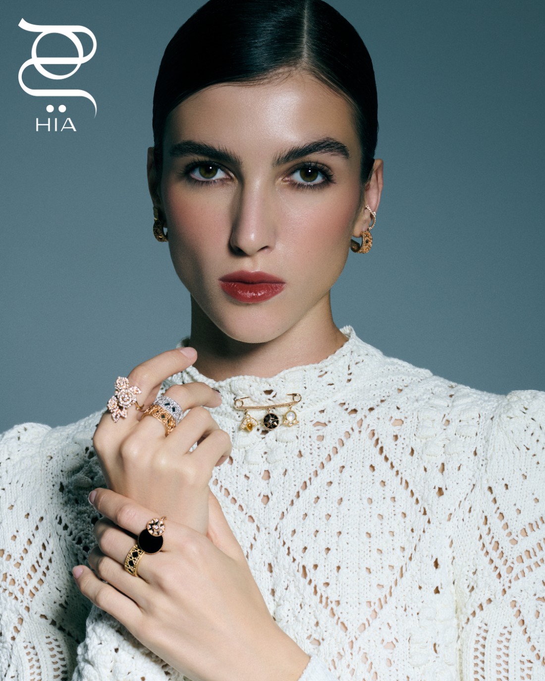 قرط مطوق للأذن BOIS DE ROSE من الذهب الوردي والماس أقراط أذن MY DIOR من الذهب الوردي بروش ROSE DES VENTS من الذهب الأصفر وعرق اللؤلؤ وعين النمر والعقيق اليماني والماس خاتم ROSE DIOR BAGATELLE من الذهب الوردي والماس خواتم MY DIOR: من الذهب الأبيض، ومن الذهب الوردي، ومن الذهب الأصفر واللكر الأسود من الذهب الوردي خاتم ROSE DES VENTS من الذهب الوردي والعقيق اليماني والماس جميعها من مجوهرات "ديور" DIOR الفاخرة