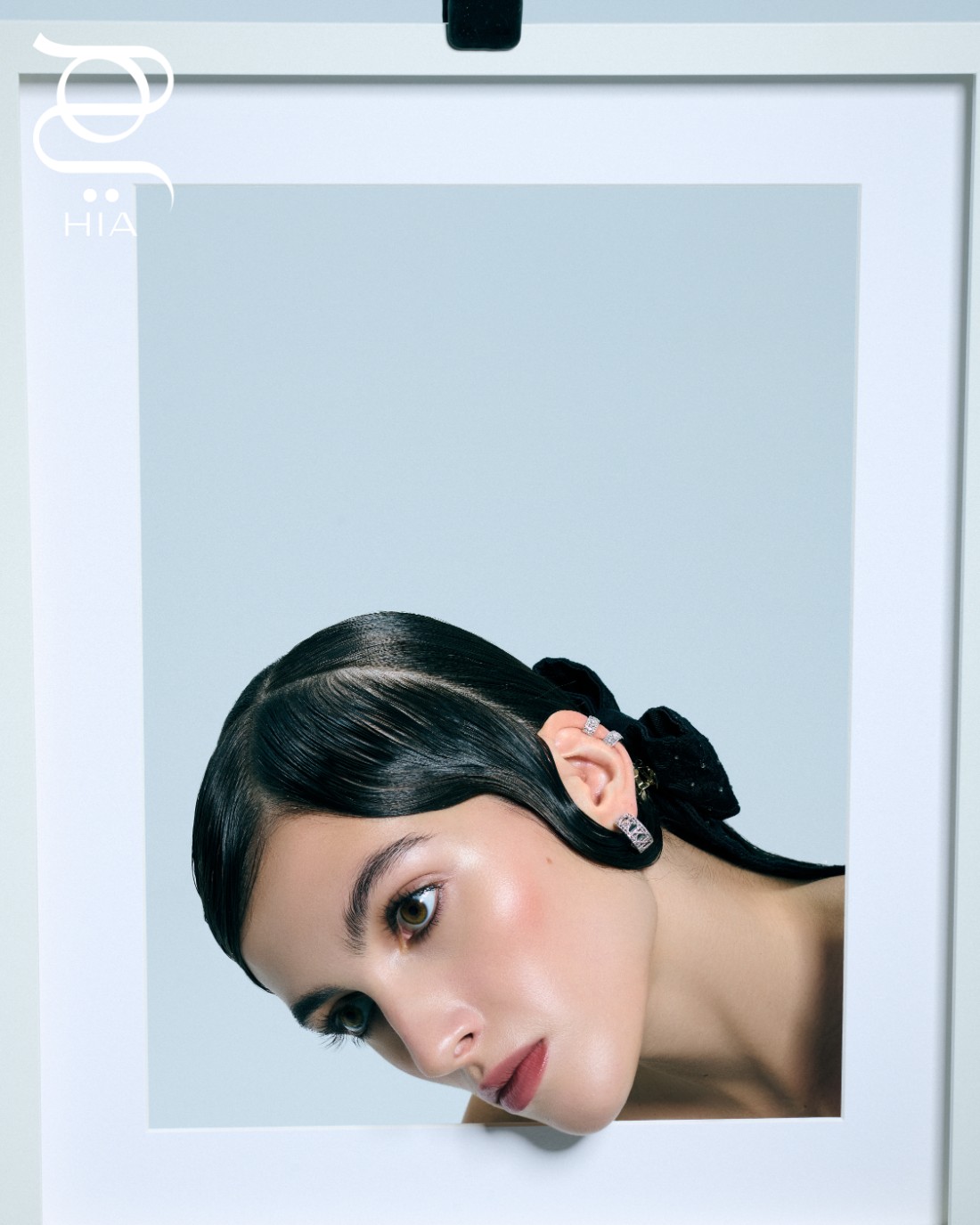 من مجموعة MY DIOR: قرط مطوق للأذن من الذهب الأبيض والماس، وأقراط أذن من الذهب الأبيض، وخاتم من الذهب الأبيض، وخاتم من الذهب الأصفر واللكر الفيروزي خاتم GEM DIOR من الذهب الأصفر والماس من مجموعة ساعات LA D MY DIOR: ساعة من الفولاذ وعرق اللؤلؤ الرمادي والماس، وساعة من الفولاذ وعرق اللؤلؤ الأبيض والماس، وساعة من الفولاذ وعرق اللؤلؤ الوردي والماس جميعها من مجوهرات وساعات "ديور" DIOR الفاخرة