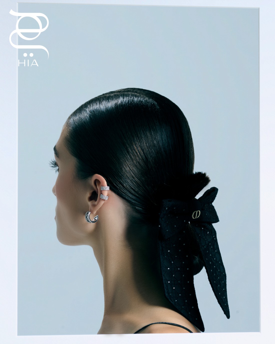 من مجموعة MY DIOR: قرط مطوق للأذن من الذهب الأبيض والماس، وأقراط أذن من الذهب الأبيض، وخاتم من الذهب الأبيض، وخاتم من الذهب الأصفر واللكر الفيروزي خاتم GEM DIOR من الذهب الأصفر والماس من مجموعة ساعات LA D MY DIOR: ساعة من الفولاذ وعرق اللؤلؤ الرمادي والماس، وساعة من الفولاذ وعرق اللؤلؤ الأبيض والماس، وساعة من الفولاذ وعرق اللؤلؤ الوردي والماس جميعها من مجوهرات وساعات "ديور" DIOR الفاخرة