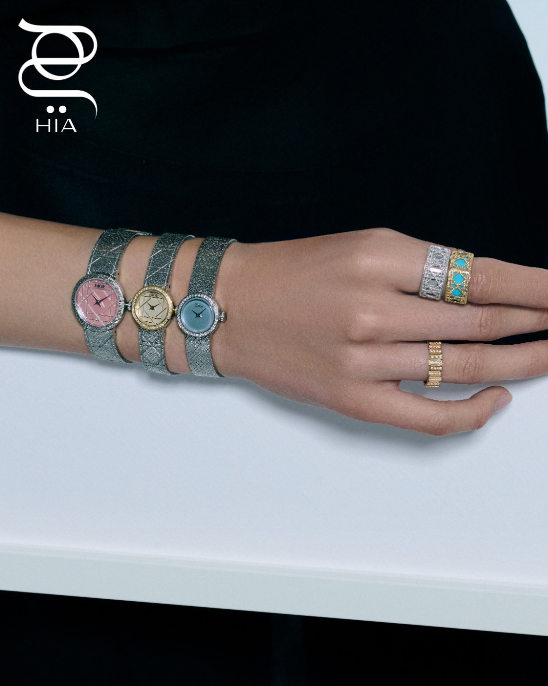 من مجموعة MY DIOR: قرط مطوق للأذن من الذهب الأبيض والماس، وأقراط أذن من الذهب الأبيض، وخاتم من الذهب الأبيض، وخاتم من الذهب الأصفر واللكر الفيروزي خاتم GEM DIOR من الذهب الأصفر والماس من مجموعة ساعات LA D MY DIOR: ساعة من الفولاذ وعرق اللؤلؤ الرمادي والماس، وساعة من الفولاذ وعرق اللؤلؤ الأبيض والماس، وساعة من الفولاذ وعرق اللؤلؤ الوردي والماس جميعها من مجوهرات وساعات "ديور" DIOR الفاخرة