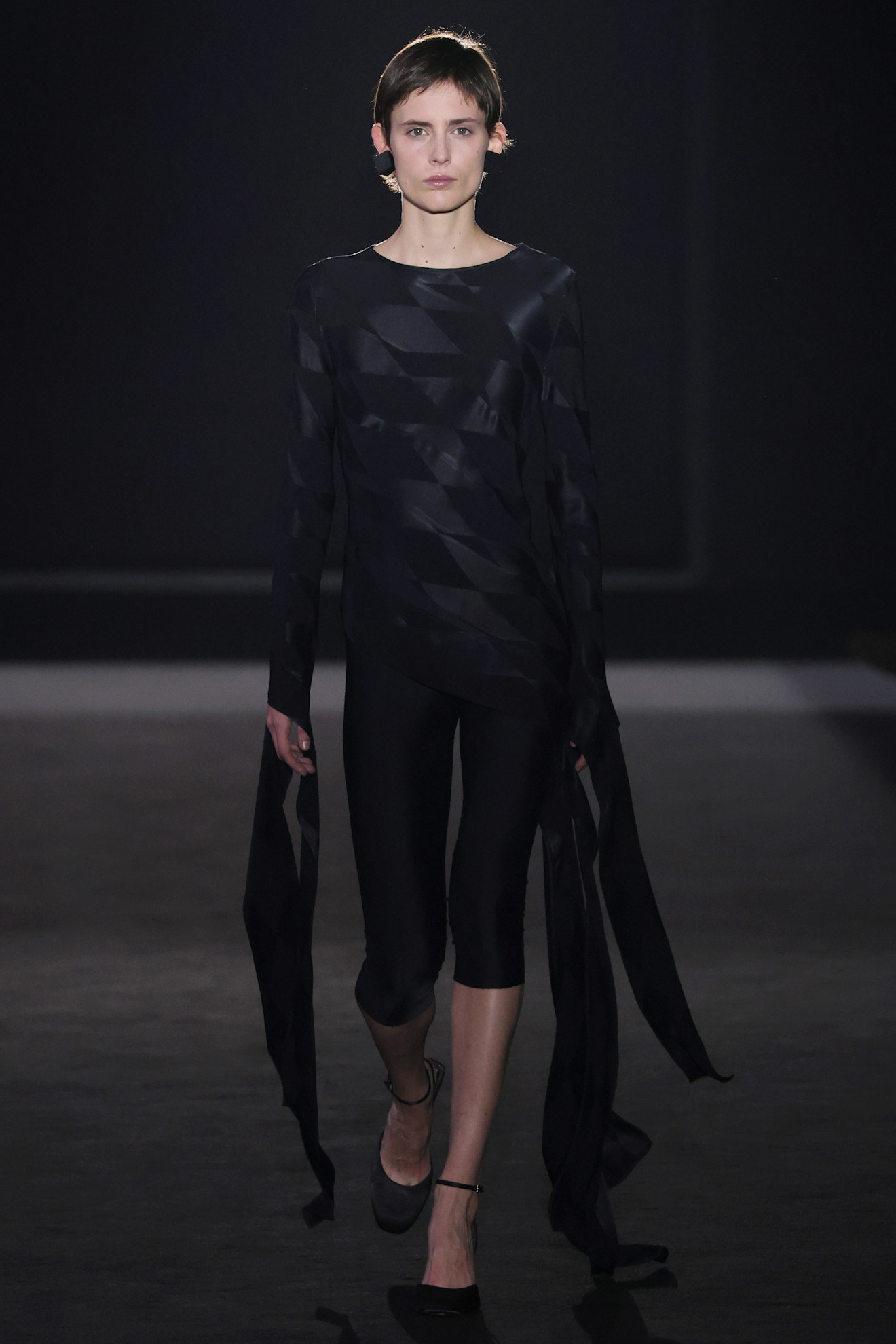 موضة البرمودا الضيق باللون الاسود