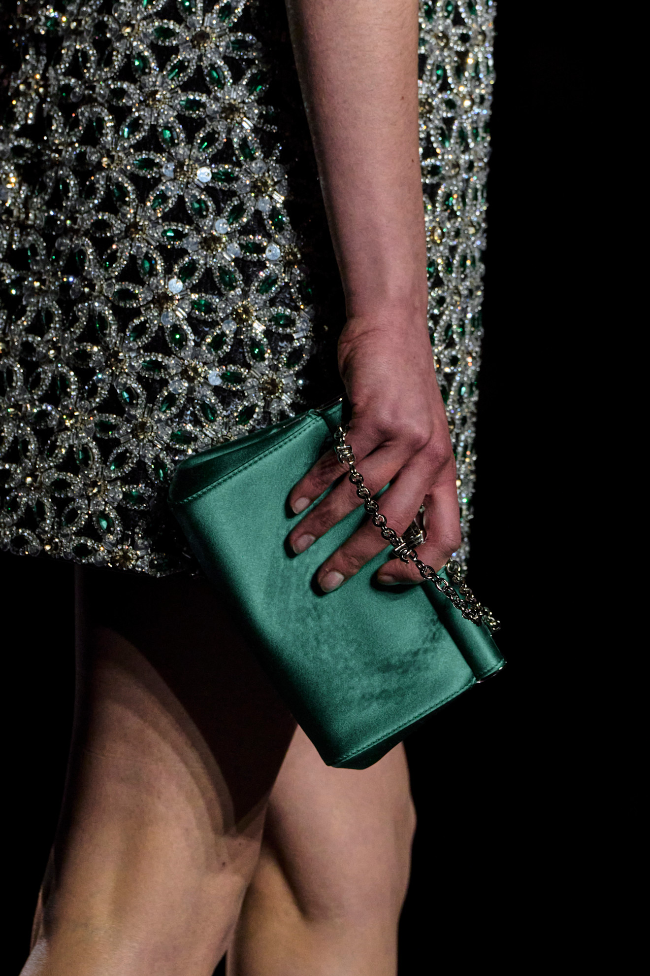 حقيبة سهرة فاخرة من Dolce & Gabbana بالأخضر اللامع، تمنح إطلالتك لمسة درامية أنيقة مثالية لأمسيات اليوم الوطني.