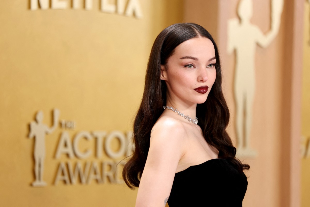 اطلالة Dove Cameron بأحمر الشفاه المخملي