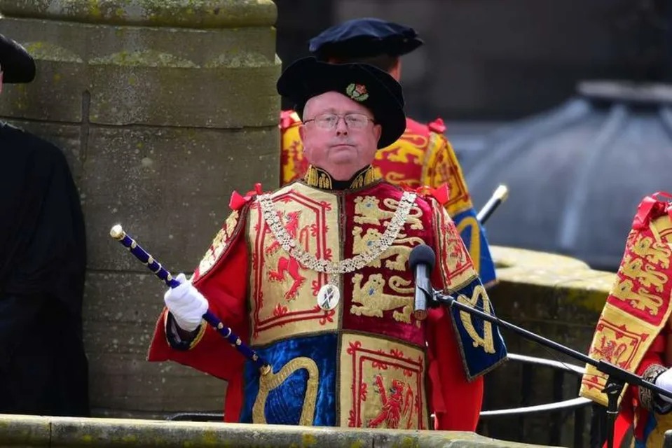 اختيار المؤرخة البريطانية آنا كاي كاتبة رسمية لسيرة الملكة إليزابيث الذاتية