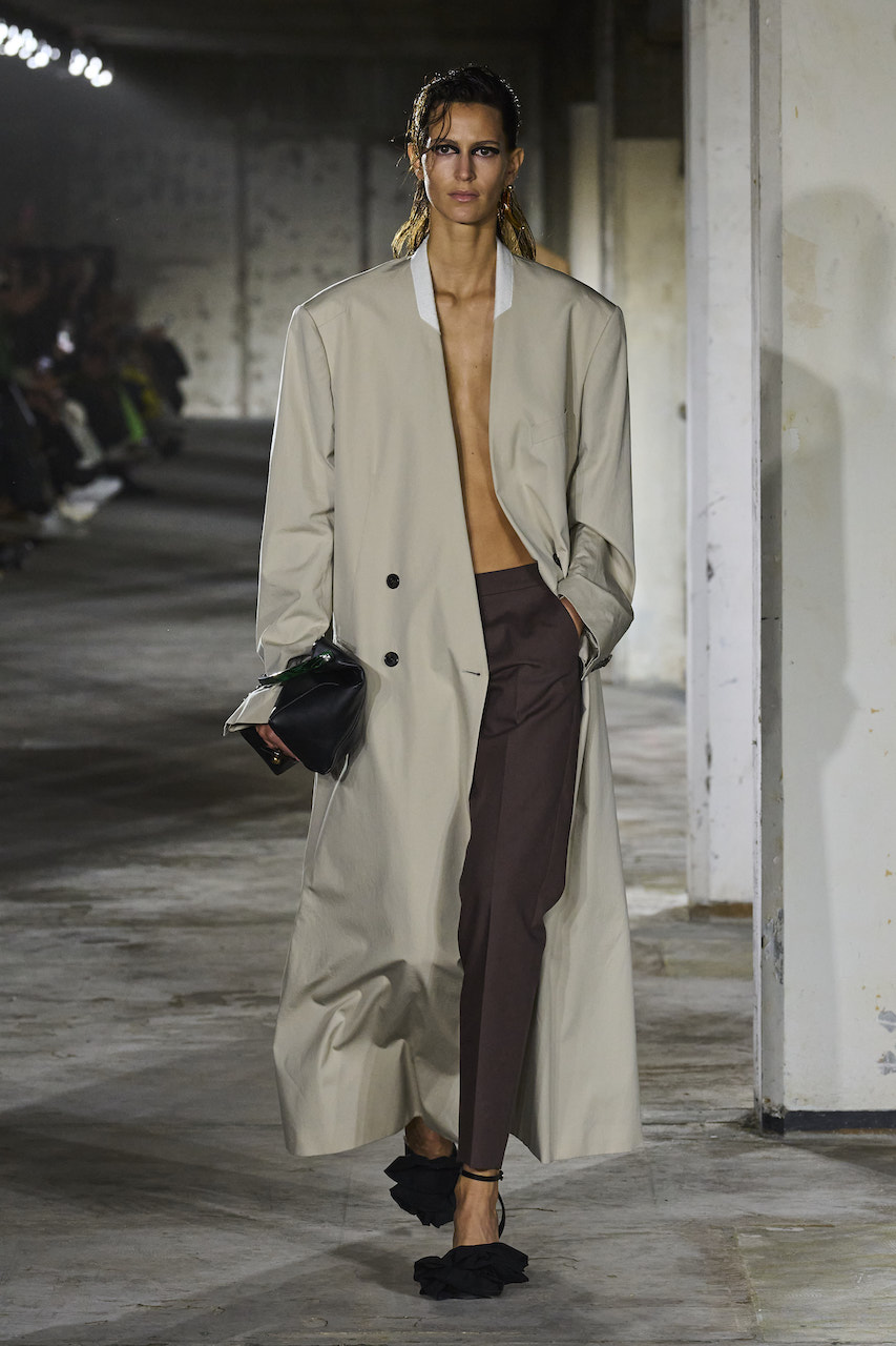 ترانشكوت طويل مع بنطلون قماشي من Dries Van Noten