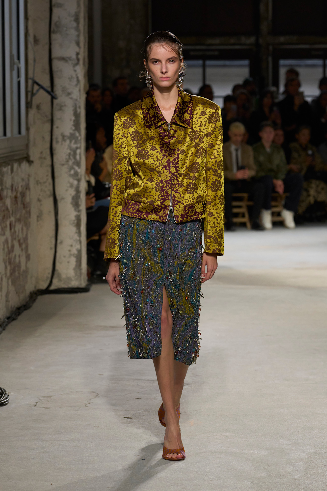 Dries Van Noten تنسيق الجاكيت المطبعة بالورود مع التنورة من
