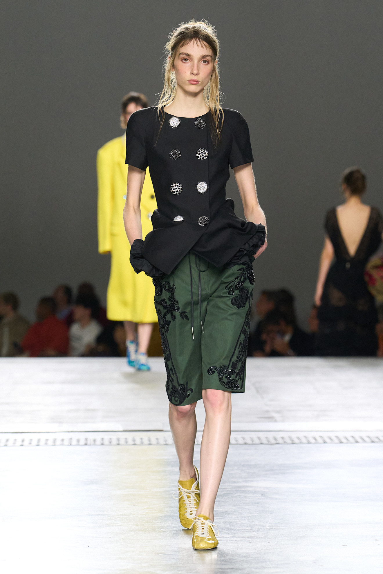 Dries Van Noten تنسيق الشورت حتر الركبة للمناسبات من