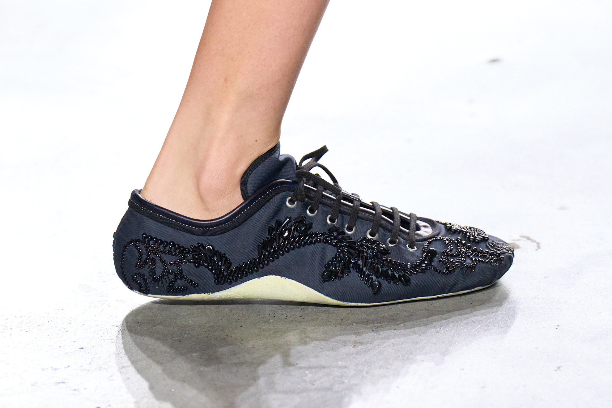 Dries Van Noten حذاء أسود وابيض فاخر و كلاسيكي من