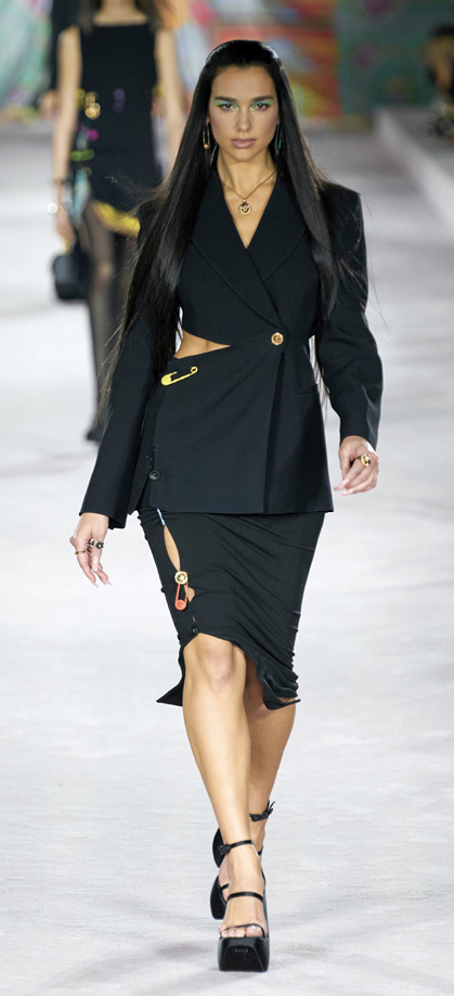 "دوا ليبا" في عرض ربيع وصيف 2022 من "فرساتشي"Versace