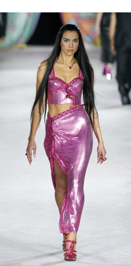 "دوا ليبا" في عرض ربيع وصيف 2022 من "فرساتشي"Versace