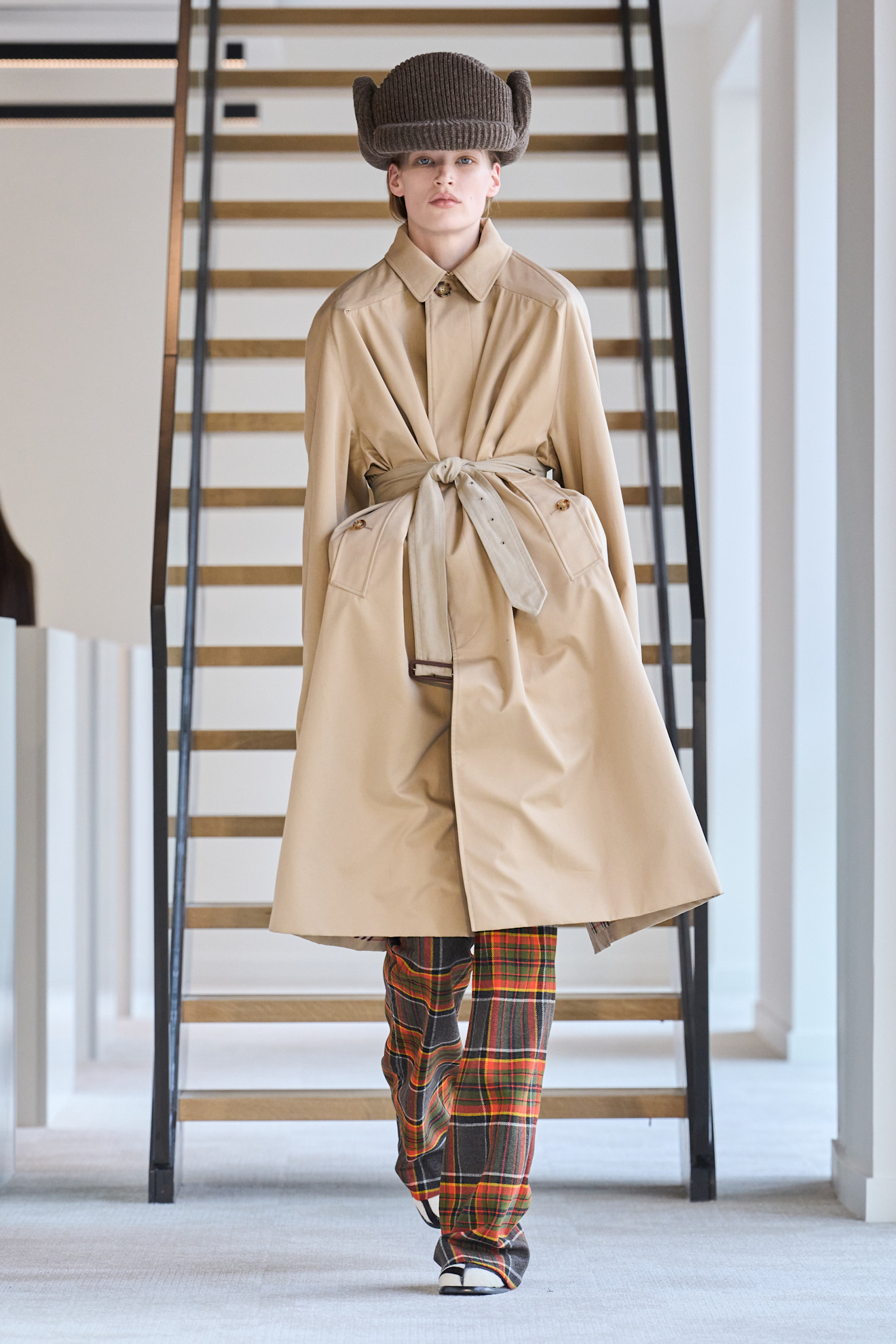 Duran Lantink معطف ترنش باللون البيج الكلاسيكي من