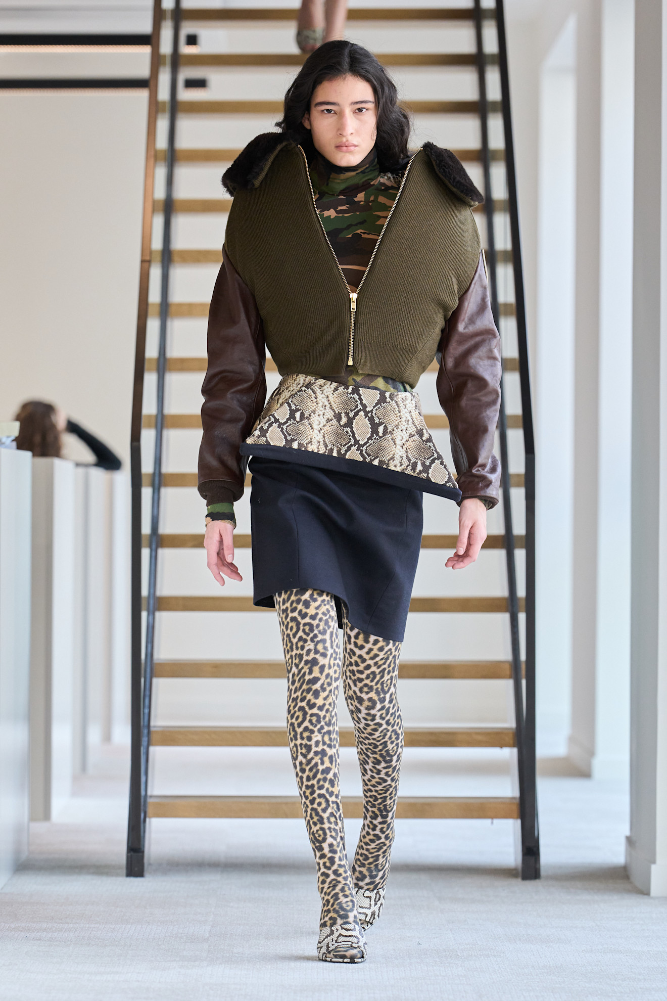 الجوارب العالية صيحة شتاء 2025