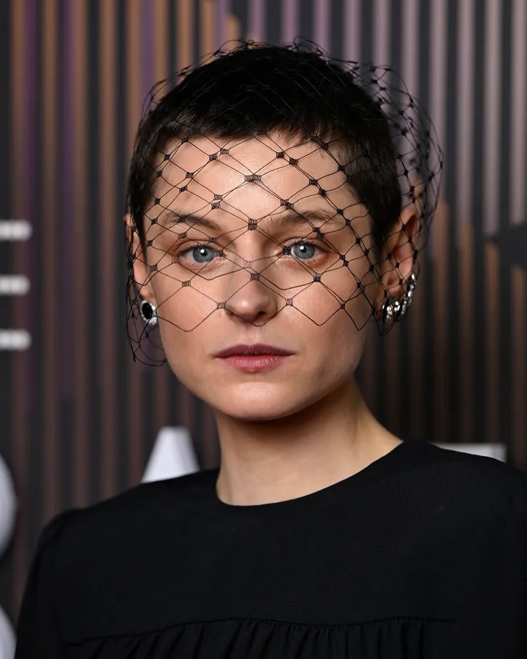 إطلالة Emma Corrin بأكسسوارات الشبك الجريئة