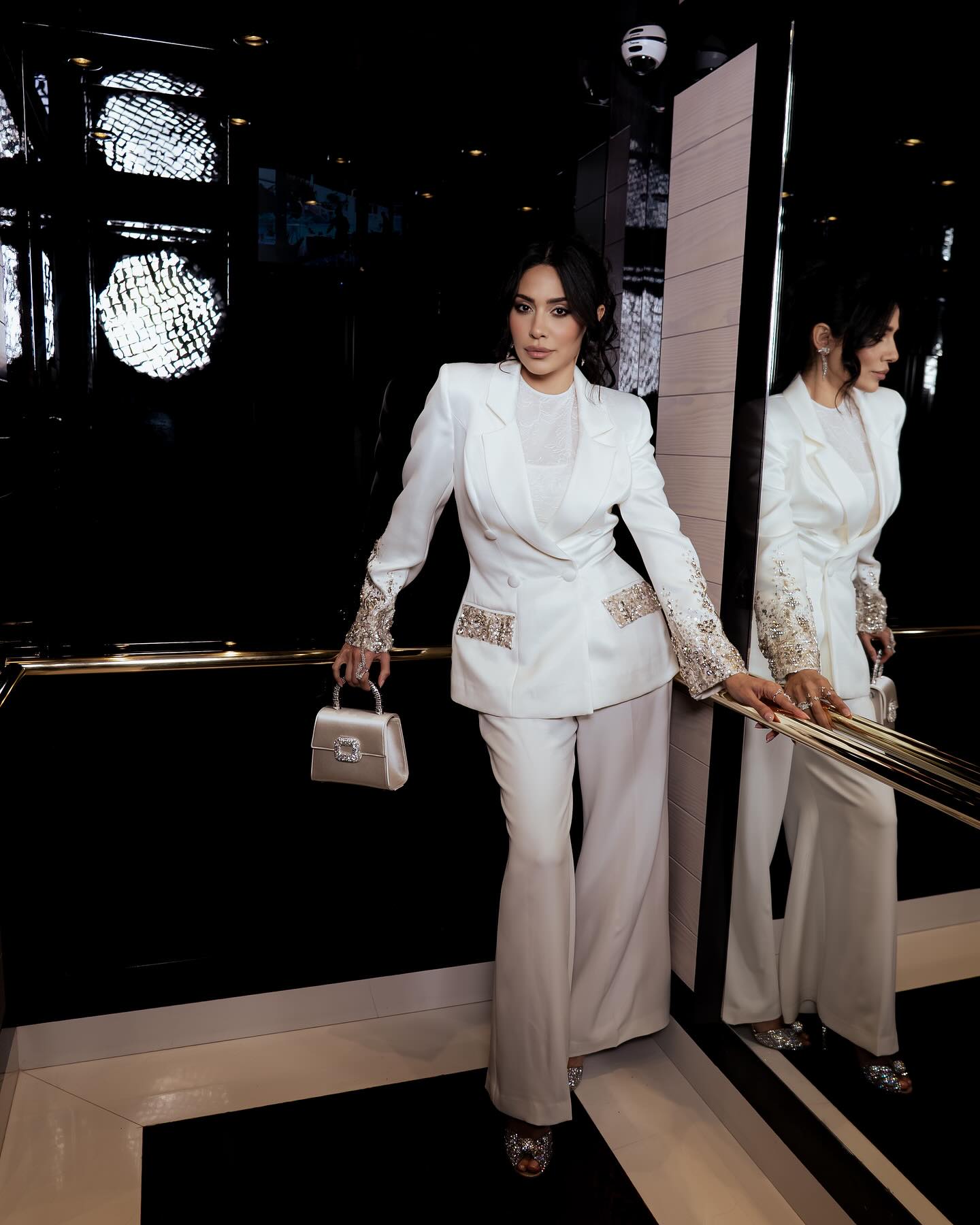 إلهام علي بالبدلة البيضاء المطرزة